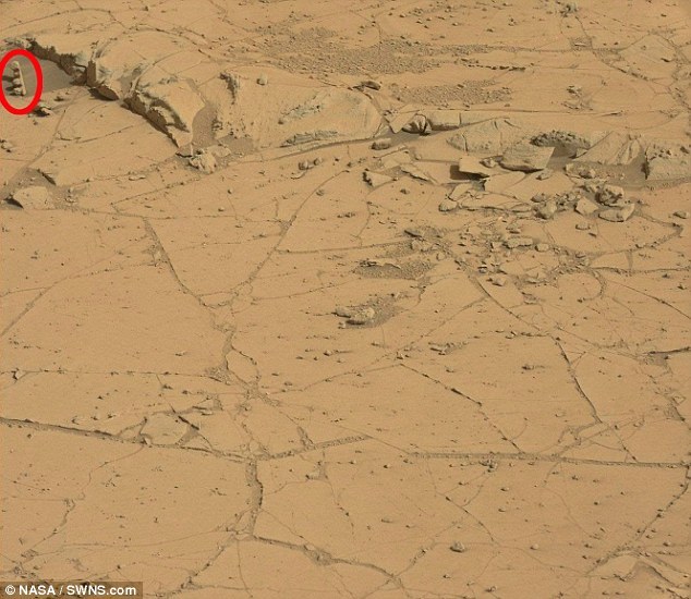 �����桱�ŷ��ֵĿ��ƽ�ͨ�ƵĻ����ҡ���Ƭ�У�4������Ҷѵ���һ�𣬸�6Ӣ�ߣ�Լ��1.8�ף�������һ����ͨ�ơ��������������ͨ�ơ������Ǵ��ڻ���������֤�ݡ�Ŀǰ��