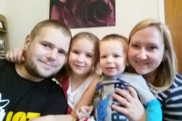 图为乔伊一家的合照