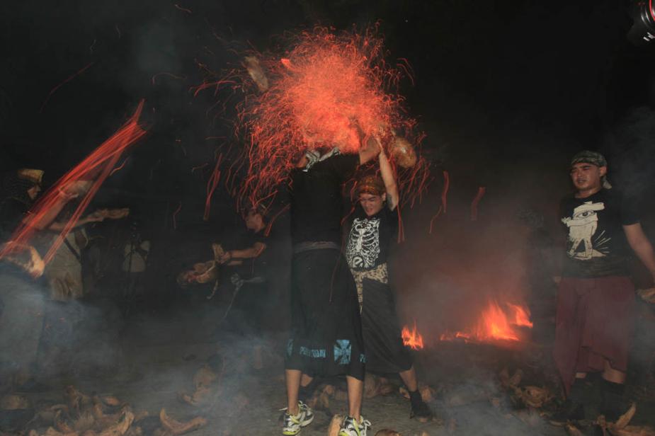 ӡ����嵺���С�Mesabatan Api��������ʽ �˴�Ͷ��ȼ�յ�Ҭ�ӿ�