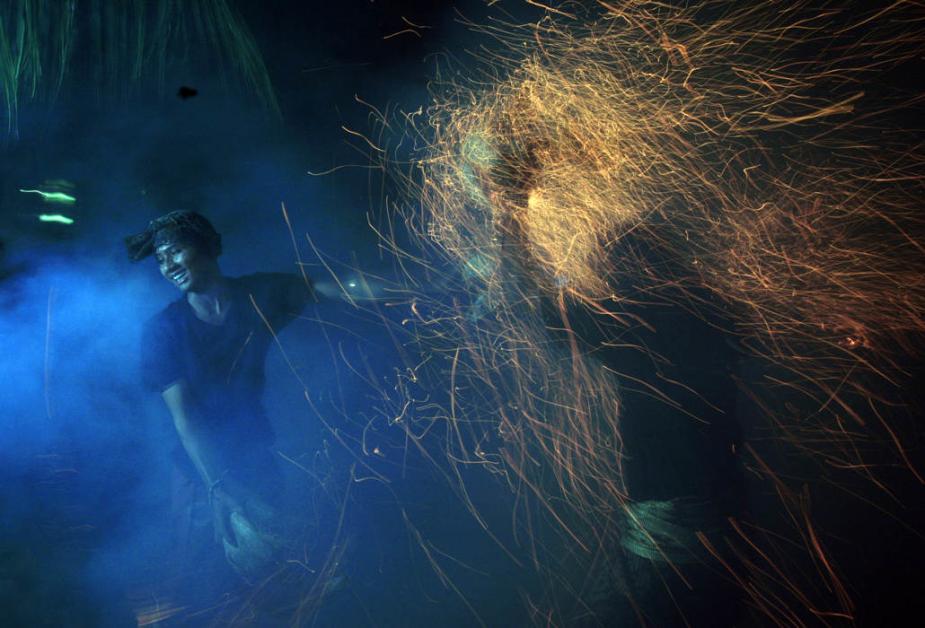 ӡ����嵺���С�Mesabatan Api��������ʽ �˴�Ͷ��ȼ�յ�Ҭ�ӿ�