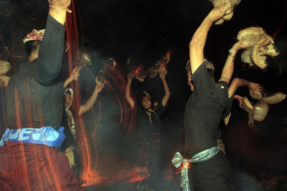 ӡ����嵺���С�Mesabatan Api��������ʽ �˴�Ͷ��ȼ�յ�Ҭ�ӿ�