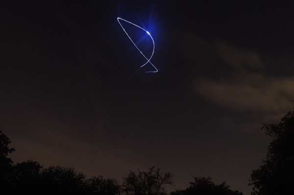 英国珠宝公司将一颗价值近一千万人民币的白色巨钻“送上”夜空