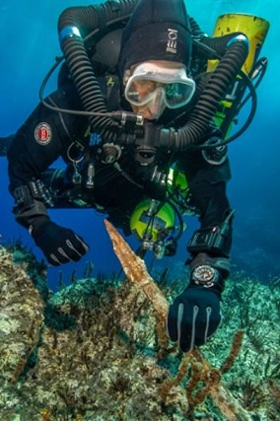 考古学家在安提凯希拉的古沉船遗迹现场进行发掘