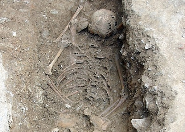 骸骨脸部朝下,相信少女被称为俯卧葬的侮辱方式埋葬。