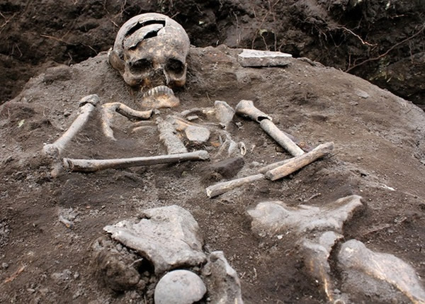 骸骨相信是来自一名13世纪的男子,他死时约40至50岁。