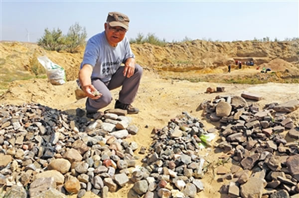 王惠民向记者介绍石器器型特征