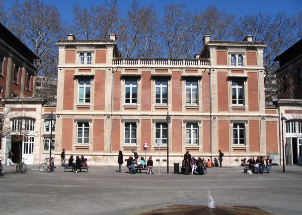 蒂罗勒是图卢兹经济学院的院长