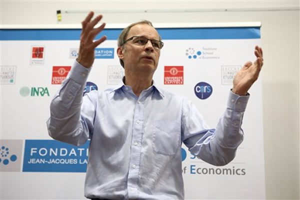 蒂罗勒认为法国也应做些改革,吸引外地人才。