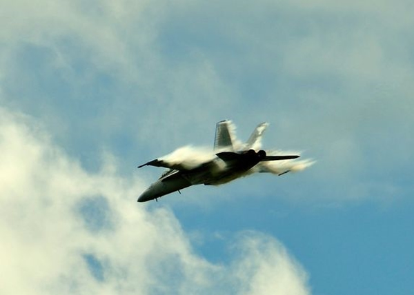 F/A 18超级大黄蜂战机加至超音速后,“音障”亦随之消散。