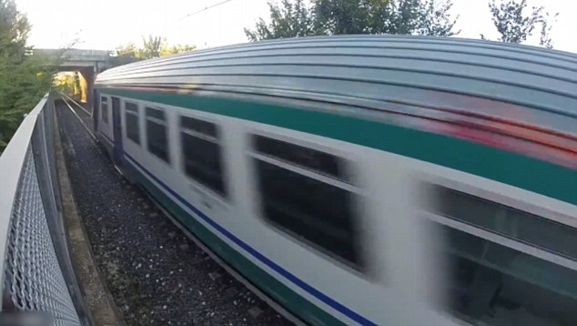 青年此时生死未卜