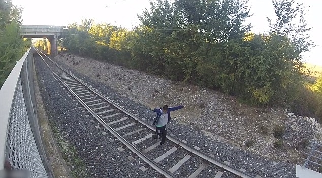 青年忍不住举起双手庆祝