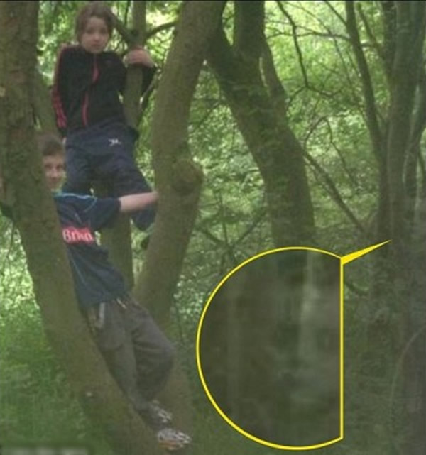 英国妇人为子女拍照 照片中惊现鬼小孩