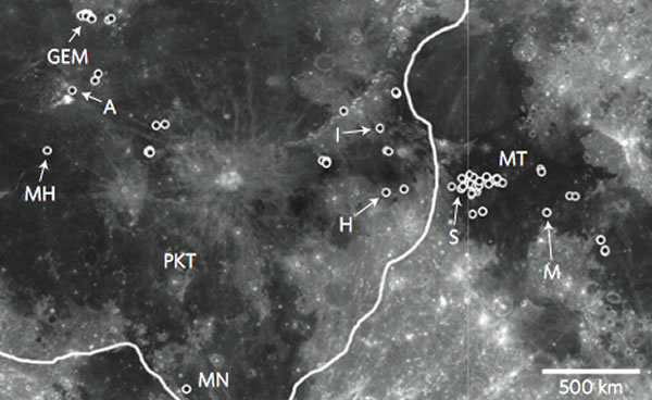 月球近地面的地图,标出了这份新研究发现的怪异火山构造。来源:NASA/GSFC/Arizona State University