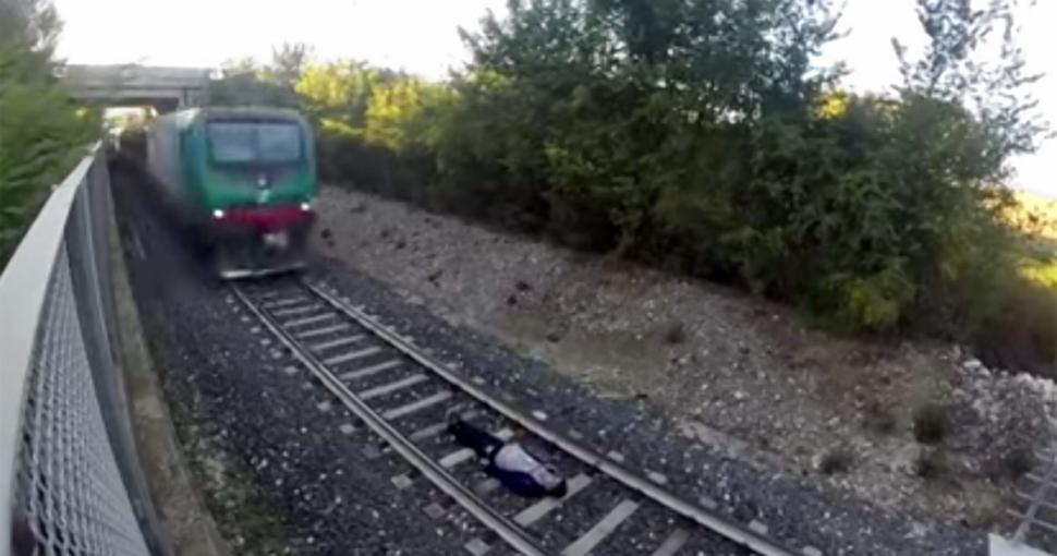 意大利青年被火车碾过毫发无损视频实为特效剪辑