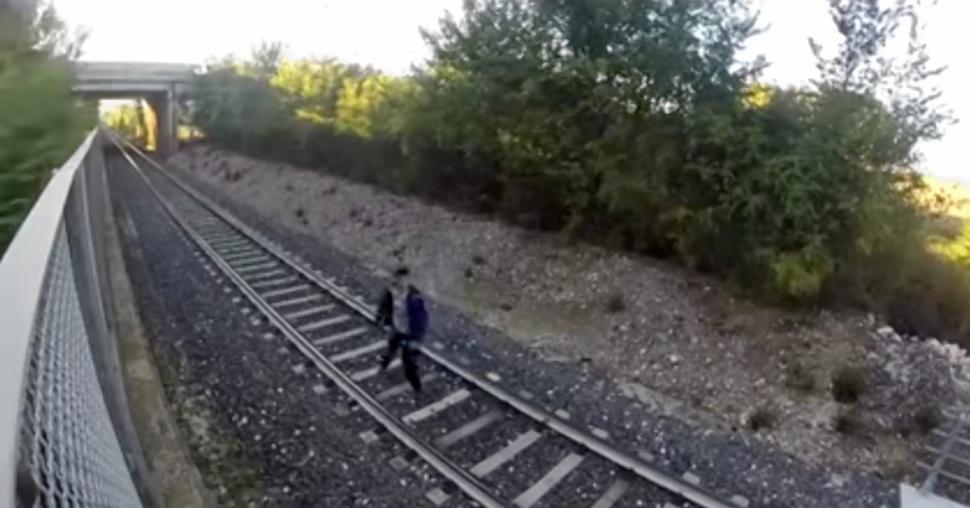 意大利青年被火车碾过毫发无损视频实为特效剪辑
