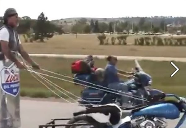 英国“哈雷战车”神人路上“遛哈雷”