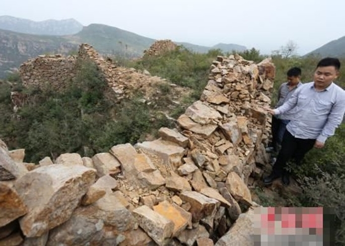 鲁山县阿婆寨山古城墙遭严重破坏,令文物保护义工叹息不已。