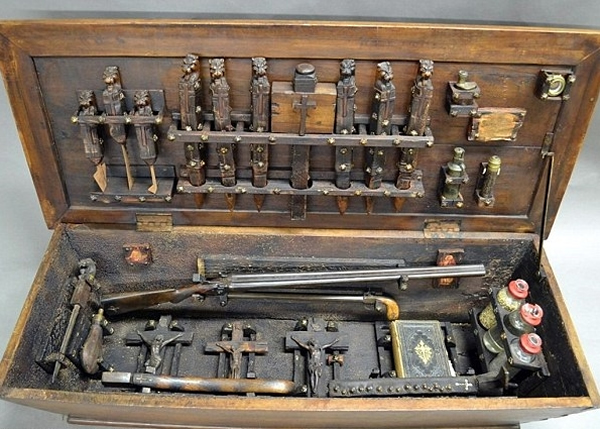 ��ħ����ľ���ڣ��а���ľ׮�ȶ��С���ߡ�