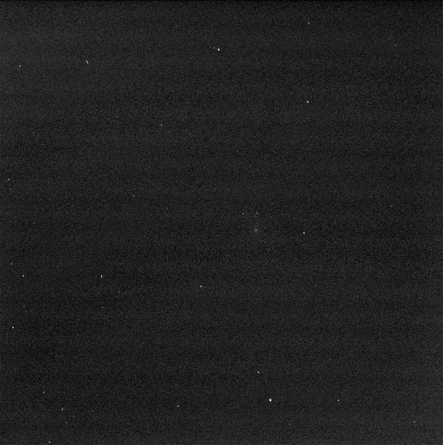 这是正在火星表面的火星车机遇号拍摄的赛丁泉彗星图像,由机遇号全景相机拍摄,时间是2014年10月19日。