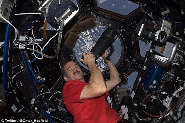 2013�꣬���·ƶ��½����Ա�Ĺ���������������ʷ����������̫��̽�ռ�֮һ����̫�չ����ڼ䣬�������˴�����Ƭ���ϴ�������twitter�ʻ������������������