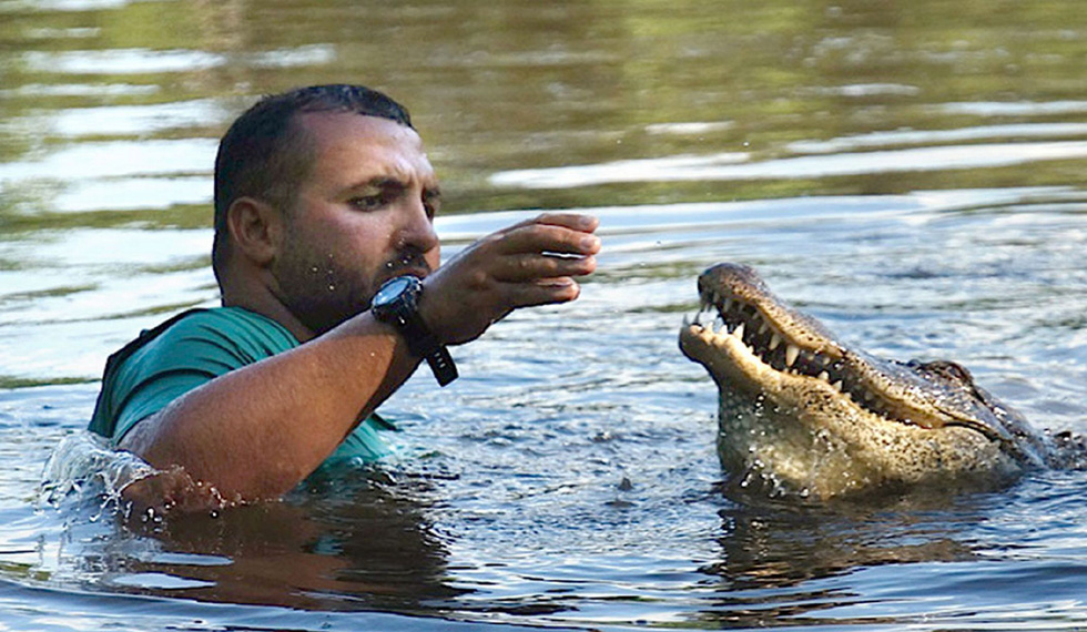 拉克罗斯从小就敢亲近鳄鱼,常与鳄鱼一起游泳。