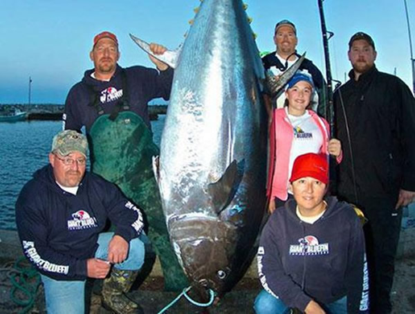 加拿大12岁女童钓上一条616磅重的巨型金枪鱼