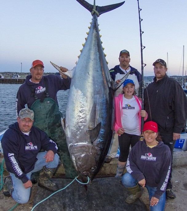 加文连同家人与吞拿鱼合照
