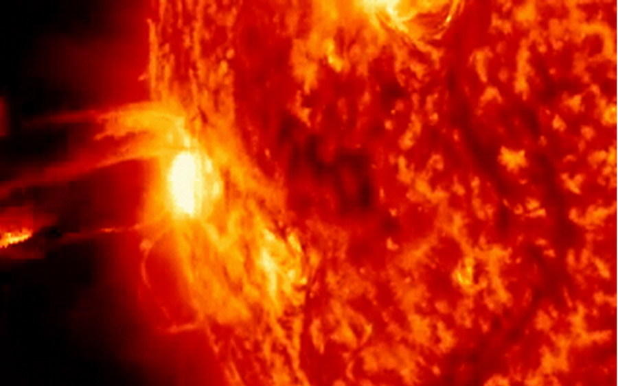 图中显示太阳耀斑喷涌的情景。