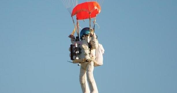 谷歌副总裁4万米高空跳伞 破自由落体世界纪录