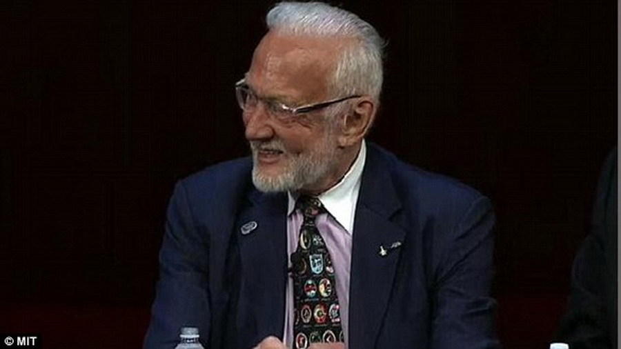 美国宇航局前宇航员巴兹-奥尔德森指出,首批抵达火星的宇航员应当停留在火星,因为火星之旅的成本太高,不值得再返回地球。他还主张建立一个火星人类基地,直到该基地人数