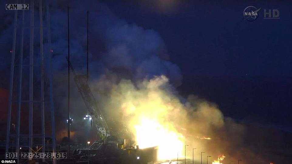 美国轨道科学公司的“天鹅座”飞船在点火后不久发生爆炸