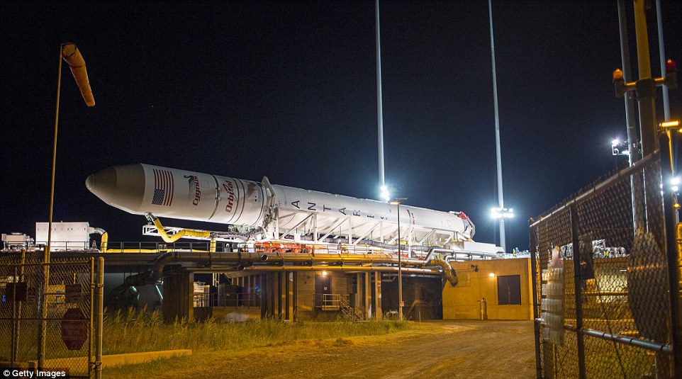 美国轨道科学公司的“天鹅座”飞船在点火后不久发生爆炸