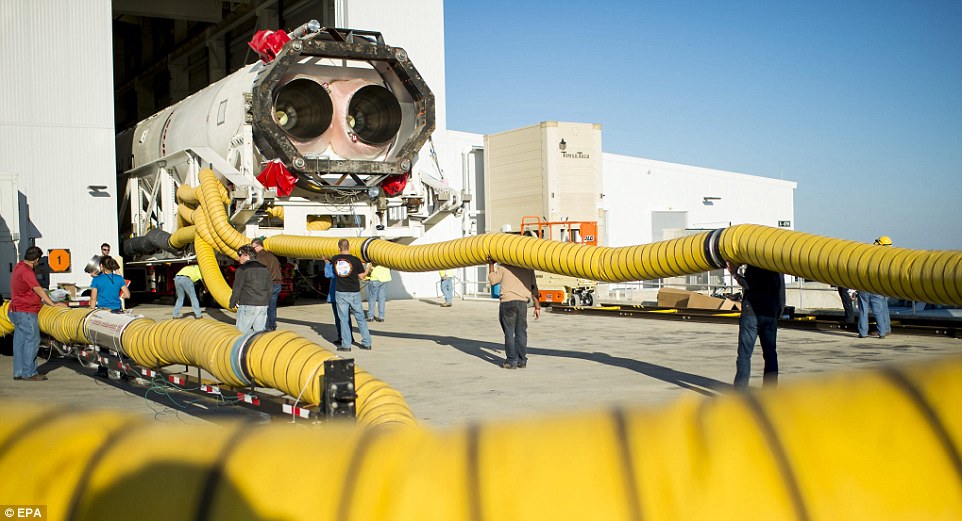 美国轨道科学公司的“天鹅座”飞船在点火后不久发生爆炸