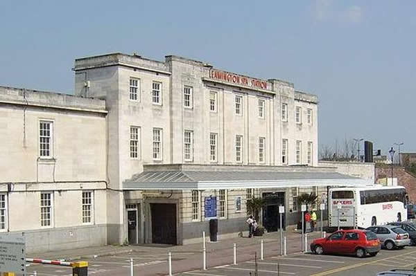 泉火车站经常发生闹鬼事件雇用通灵警察驱鬼