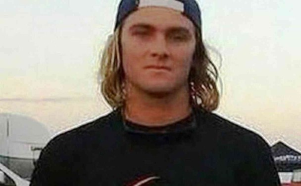 澳洲男子冲浪意外踩到一条鲨鱼的头被咬脚 猛踢保命