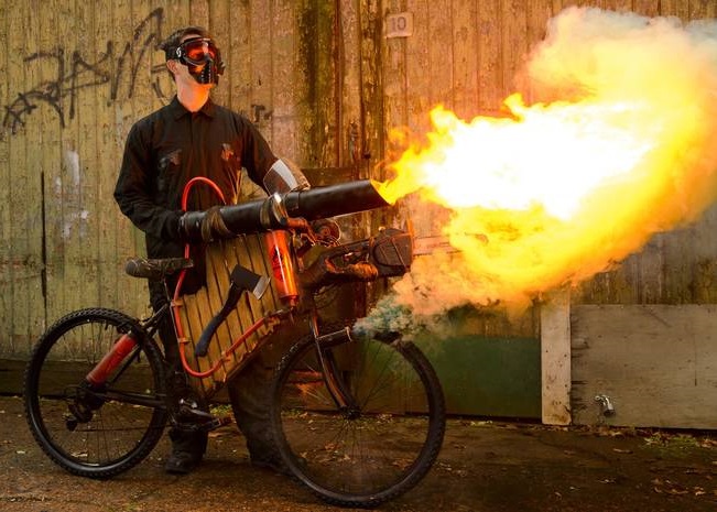 防丧尸单车配备喷火器