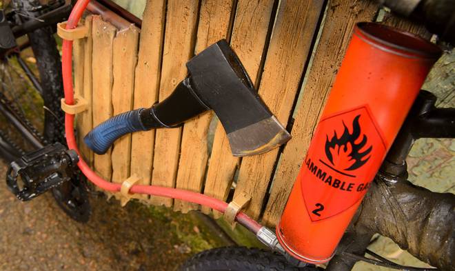 里德把斧头安装在单车上