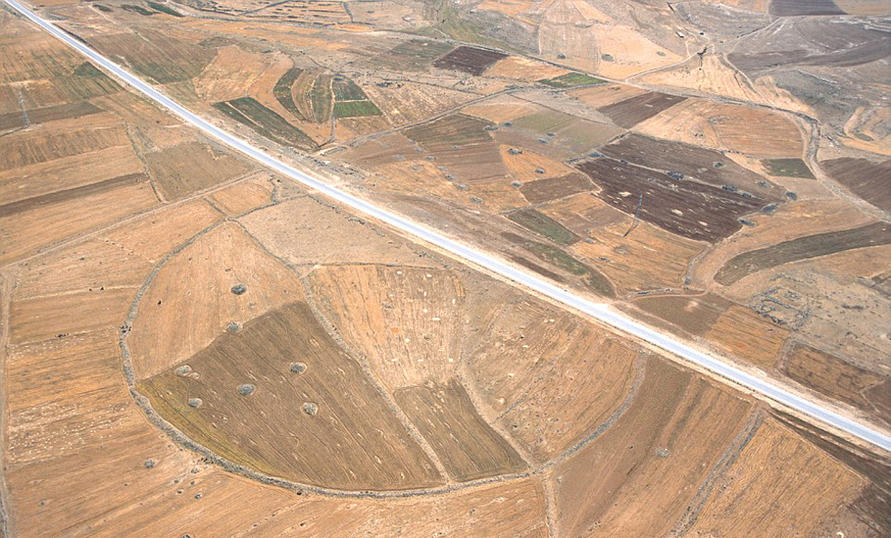 J3��ʯȦλ��Roman Via Nova Traiana����25�״��������������֡���ʯȦ�Ľ���ܼ򵥣�ͨ��������ʯͷΧ�ɵͰ����ޡ�