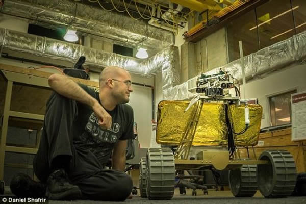 ��Ƭ��ʾ�����Ϻ����γ���ʾ�鸺����ͬʱ���ǹ���ʦ��ɳ�ƶ������������ʵ����̽�⹤����һ������ϣ��2016�꽫����������