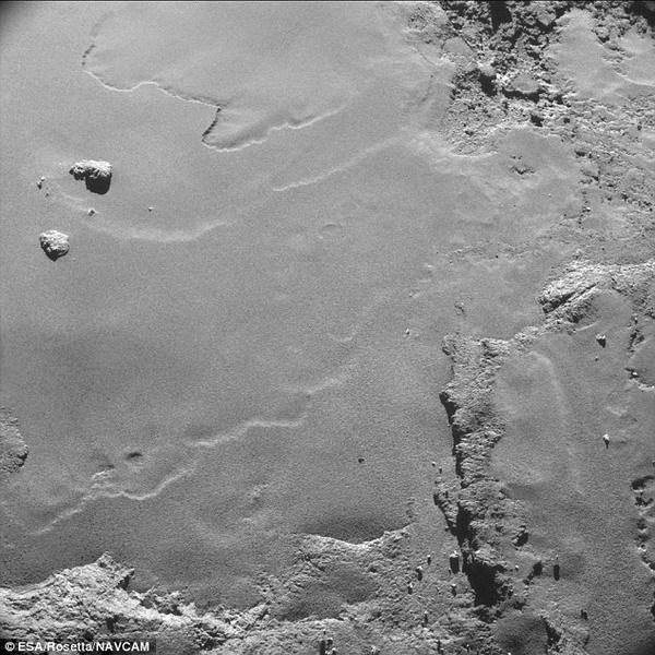 这些照片容易给人们造成错觉,暗示着该彗星表面存在明亮的区域,事实上,这颗彗星比煤炭还要黑。