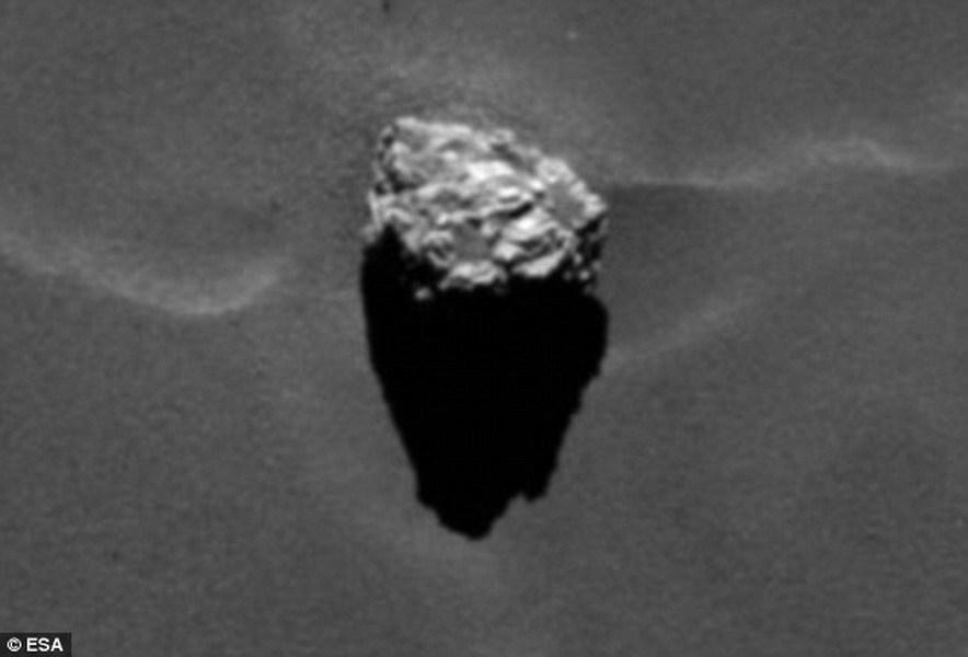 这是9月19日,罗塞塔彗星探测器OSIRIS相机拍摄的“基奥普斯”岩石,拍摄距离为28.5公里。