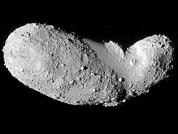 日本隼鸟号探测器于2005年拍摄的丝川小行星的图像