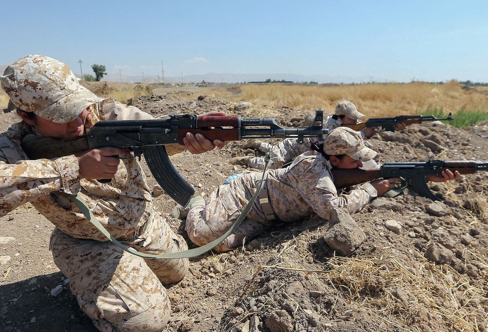 今年9月17日,库德族女性战士在伊拉克的苏莱曼尼亚附近进行操演。 PHOTOGRAPH BY MOHAMED MESSARA, EPA