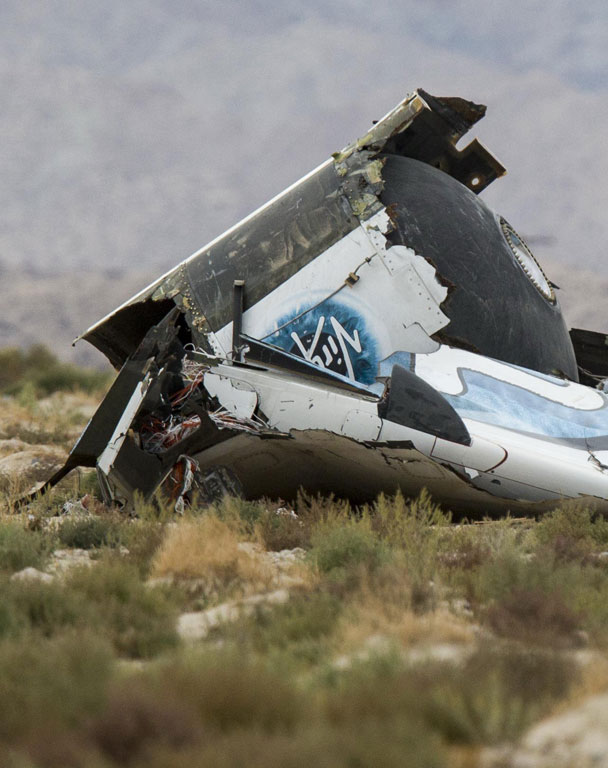 残骸上可见印有维珍银河标志。