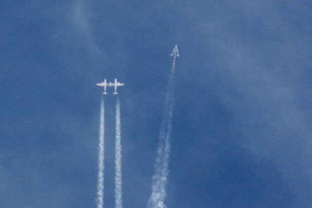 “太空船二号”脱离母船。