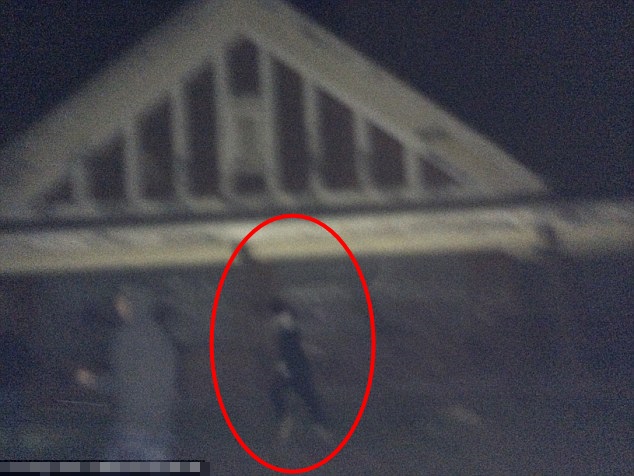 迪安称另一张照片拍到一个“人”(红圈)在屋外吊颈