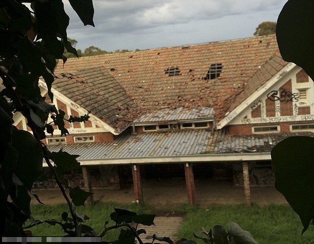 迪安前去“探鬼”的荒废精神病院,前身是澳洲土着墓地。