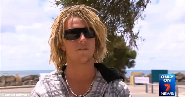 澳洲“狂男”游过大白鲨身边爬上座头鲸尸体