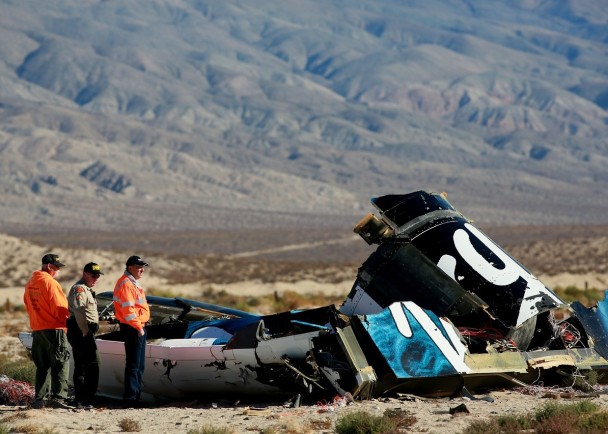 美国全国运输安全委员会署理主席哈特称,太空船的引擎并无损坏。图为事发后不久,调查人员到场善后。
