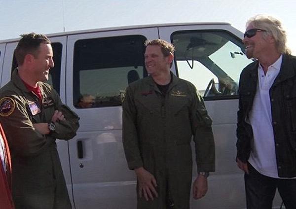 布兰森(右)去年曾与阿尔斯伯里(左二)在一个庆祝会上交谈。